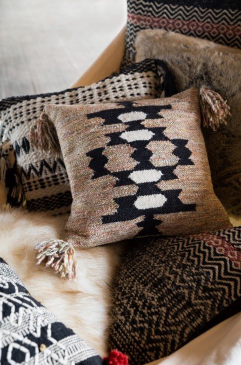 Black and White Inca Pillow (2 Types)